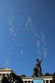 ...am Ende steigen wieder zahlreiche Luftballons auf (©Foto. Martin Schmitz)